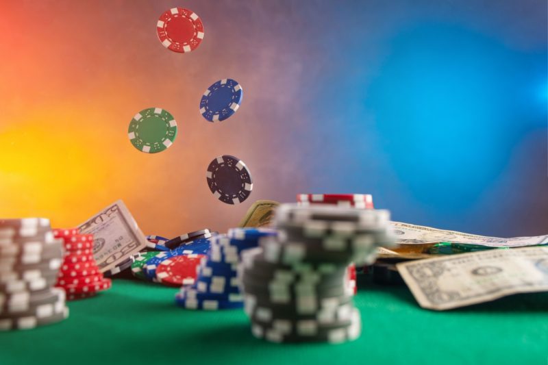 jetoane si bancnote pe o masa de jocuri de casino