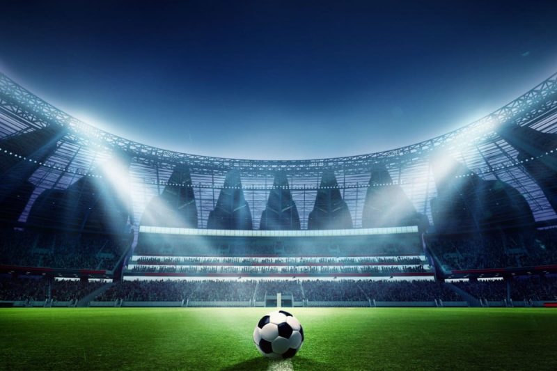 minge de fotbal la mijlocul terenului inaintea inceperii meciului
