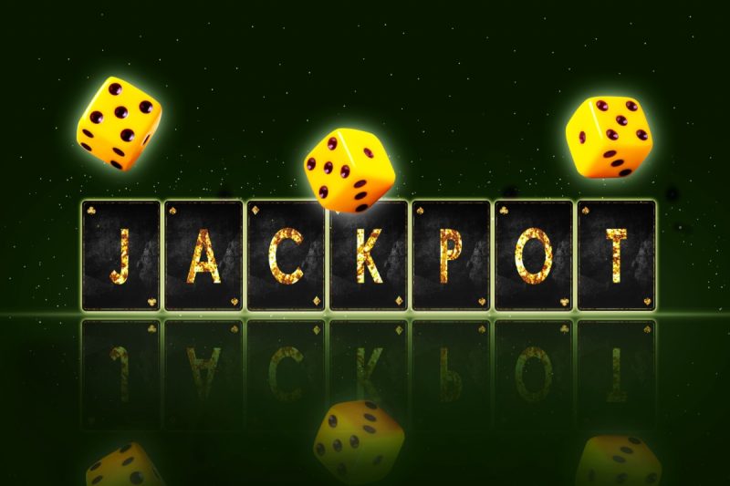 jackpot scris pe carti de joc cu zaruri