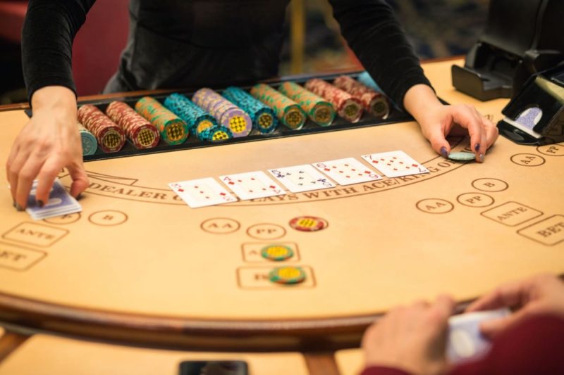 masa de blackjack intr-un casino