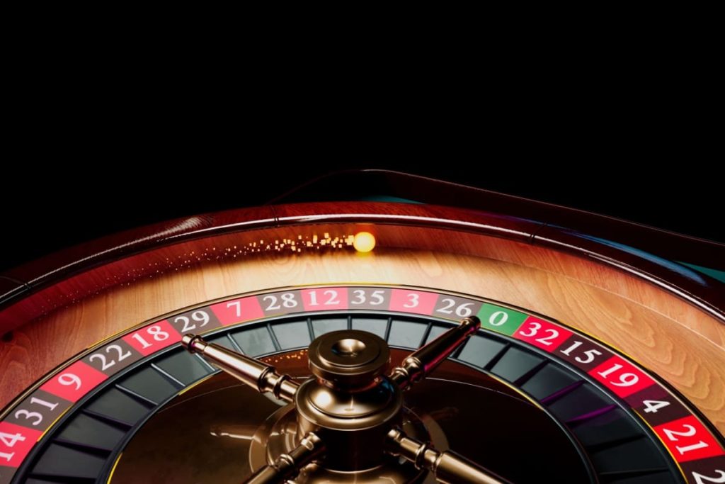 ruleta cu bila pe inelul exterior, cu fundal negru

