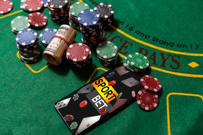 un telefon mobil si jetoane pe o masa de casino