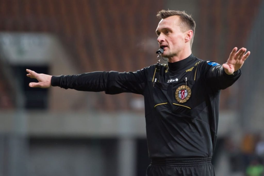 arbitru de fotbal anuntand anularea meciului