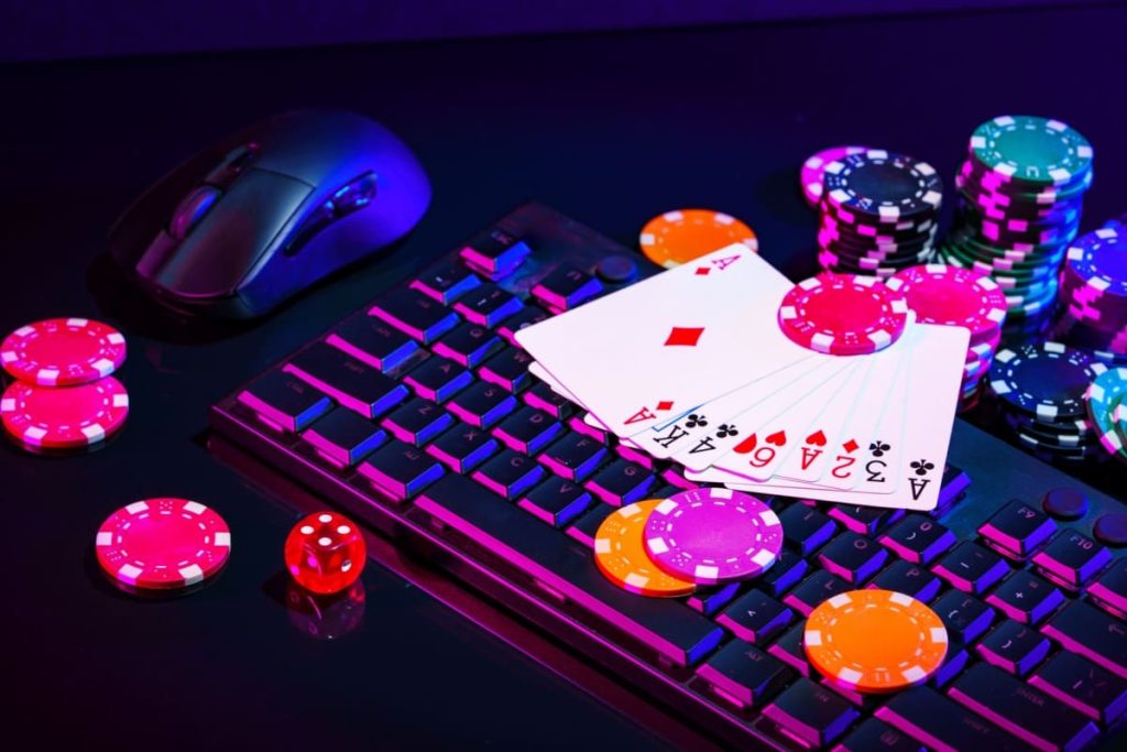 elemente specifice jocului de poker pe o tastatura in culori neon