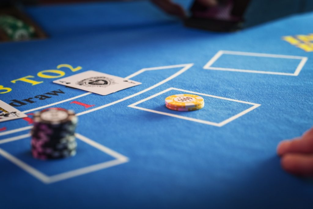 carti de joc si jetoane pe o masa de baccarat 