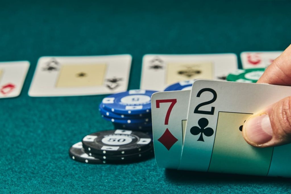 jucator de poker cu o mana slaba la o masa de cazino