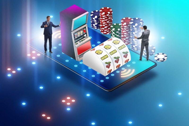 ilustratie cu doi barbati stand pe un telefon din care ies un aparat de slot si jetoane de cazino