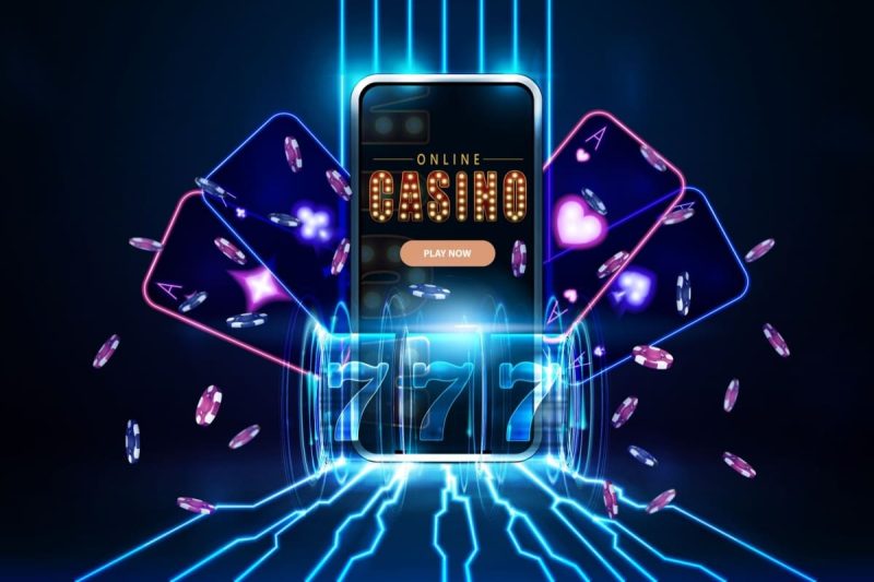 ilustratie telefon mobil cu o aplicatie de casino online, un tambur de slot cu septari, carti de joc si jetoane de cazino in jur, in culori neon