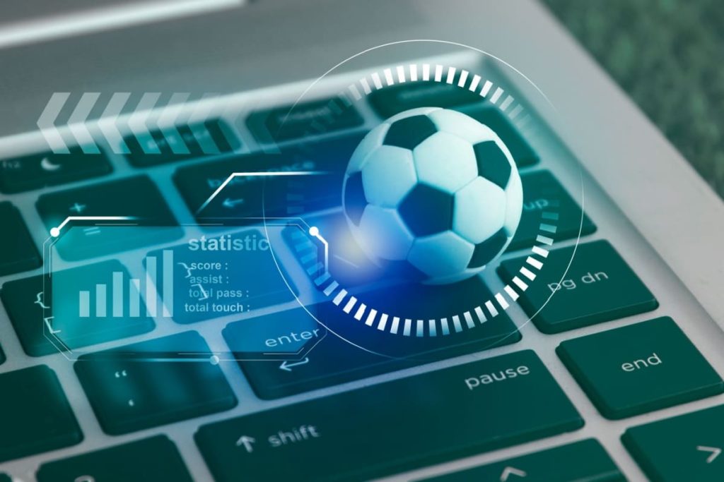 ilustratie cu o minge de fotbal pe o tastatura de calculator, alaturi de un grafic cu statistici