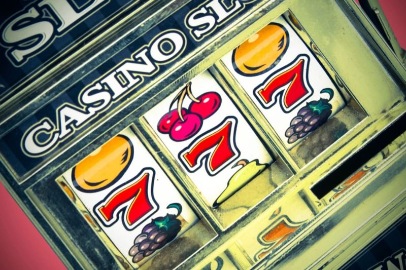 slot clasic dintr-un cazino cu simboluri fructe si septari