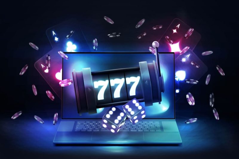 ilustratie cu un laptop din care ies elemente specifice cazinourilor: jetoane, zaruri, carti de joc si un tambur de slot