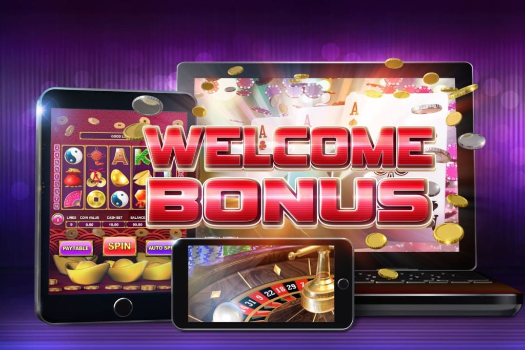 laptop, tableta si telefon mobil afisand diferite jocuri de cazino online, cu mesajul WELCOME BONUS si jetoane in jur