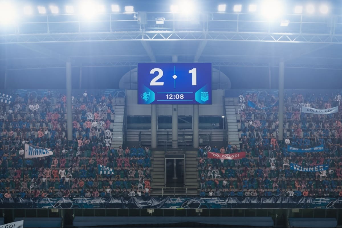 tribuna in timpul unui meci de fotbal cu suporteri si tabela de scor