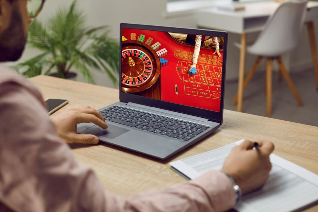  jucator in fata laptopului, in timpul unui turneu de ruleta online