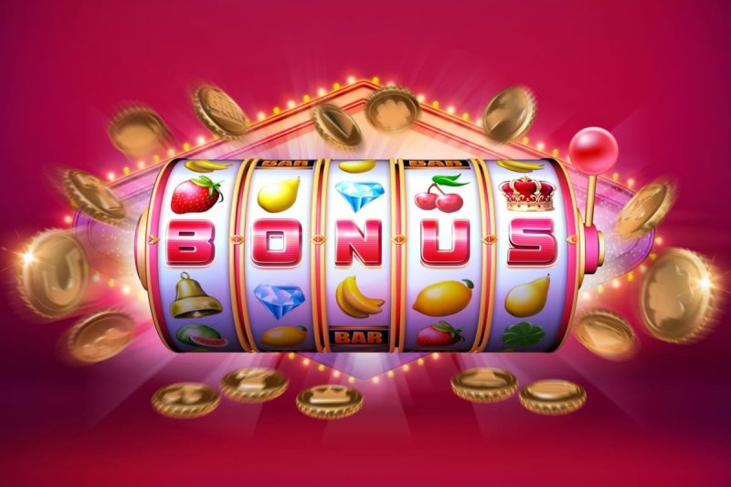 tambur al unui slot online cu simboluri specifice cazinourilor, pe care scrie BONUS, cu jetoane in jur