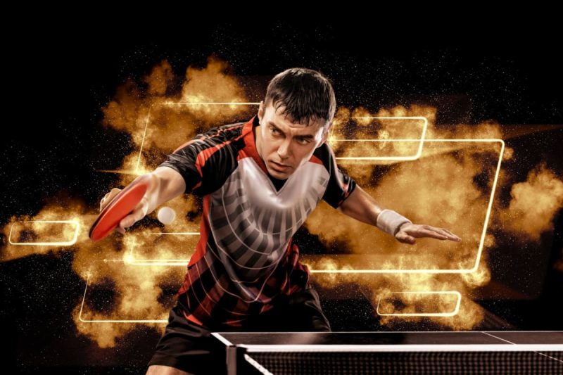 jucator de tenis de masa in timpul unui meci, cu efecte grafice aurii in fundal