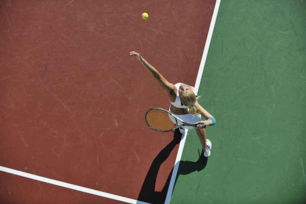 jucatoare de tenis pregatita sa serveasca