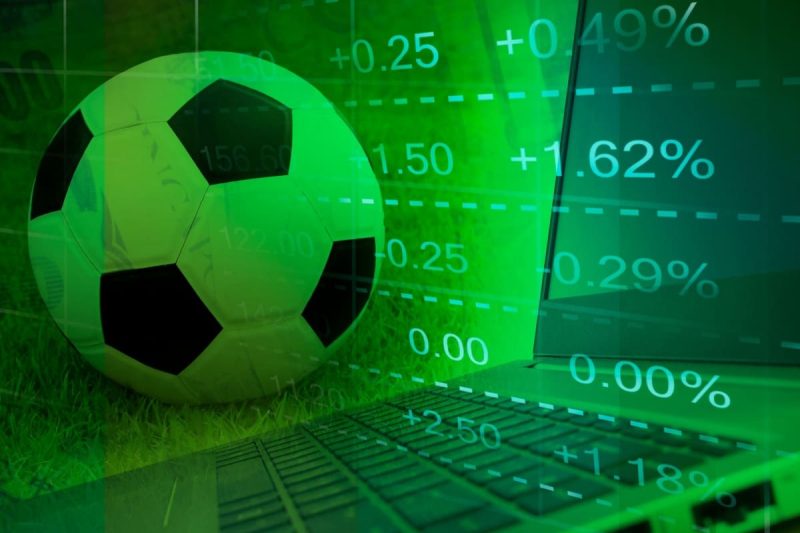 minge de fotbal alaturi de un laptop, cu procentaje si cote in fundal