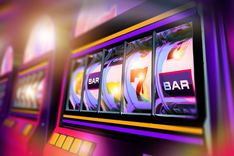 slot mecanic in culori neon, cu septari norocosi si simboluri BAR