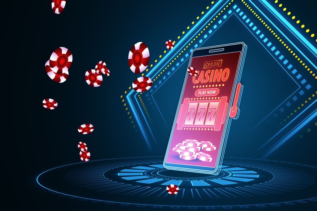 telefon mobil sub forma unui slot mecanic, pe care ruleaza o aplicatie de cazino online, cu jetoane in jur
