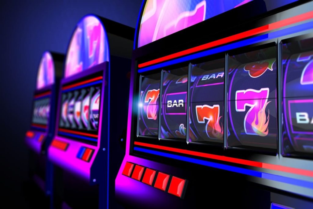 trei aparate de sloturi cu fructe si septari norocosi, in culori neon