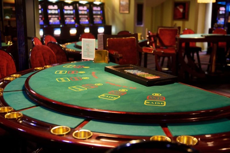 masa de blackjack intr-un cazino fizic
