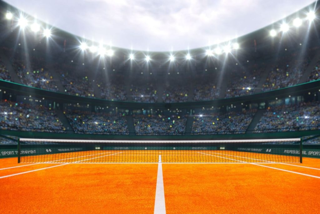 teren de tenis cu zgura inaintea unui meci de Grand Slam