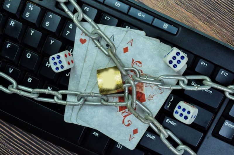 carti de joc si zaruri, legate de o tastatura cu un lacat