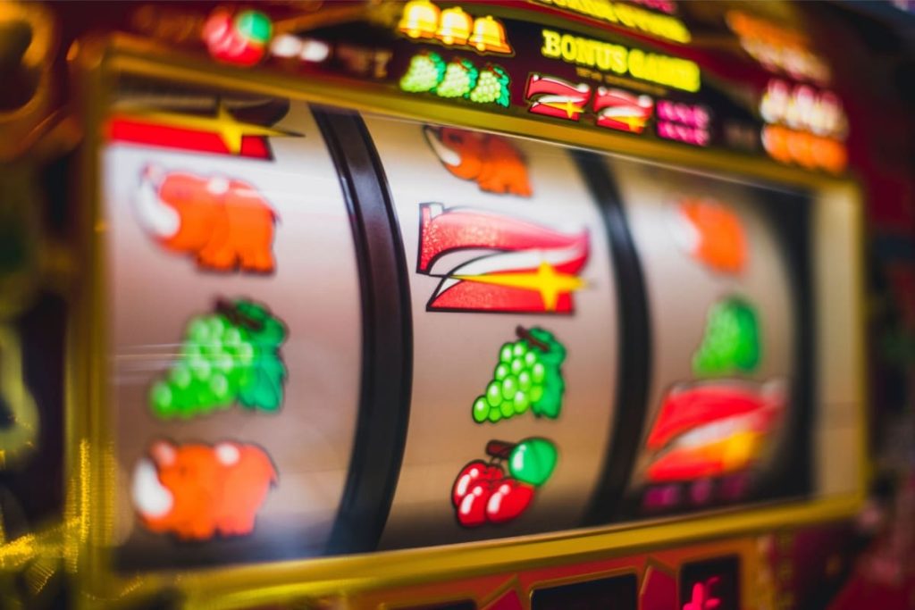 slot cu fructe si septari norocosi intr-un cazino fizic
