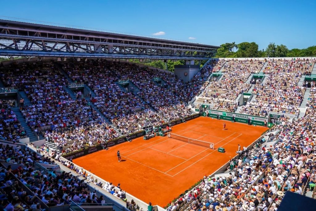 privire din tribune asupra unui meci de tenis in desfasurare la Roland Garros