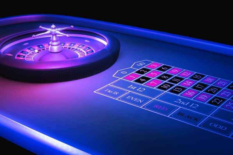 masa de ruleta americana in culori neon