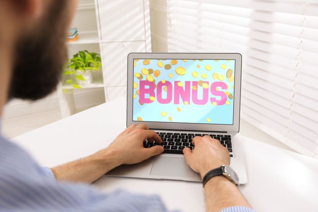 barbat in fata unui laptop pe care este afisata o notificare bonus de cazino online