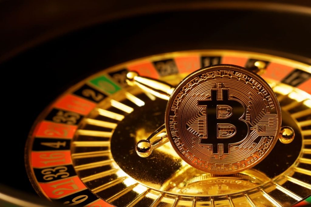 jeton cu sigla unei criptomonede pe o ruleta de cazino