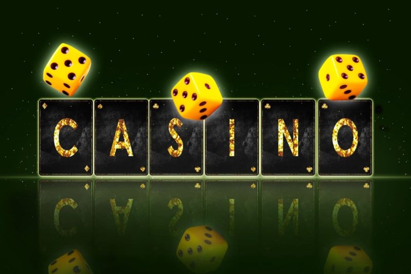 carti de joc negre pe care scrie cuvantul casino, cu zaruri in jur