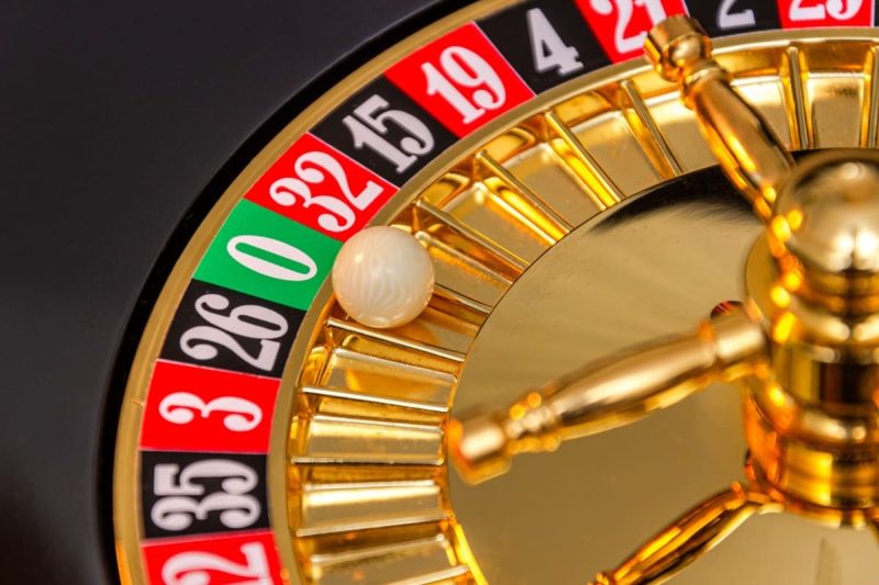 ruleta cu bila oprita pe casuta numarul 0