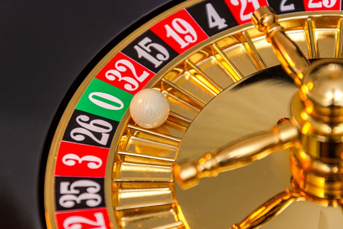 ruleta cu bila oprita pe casuta numarul 0