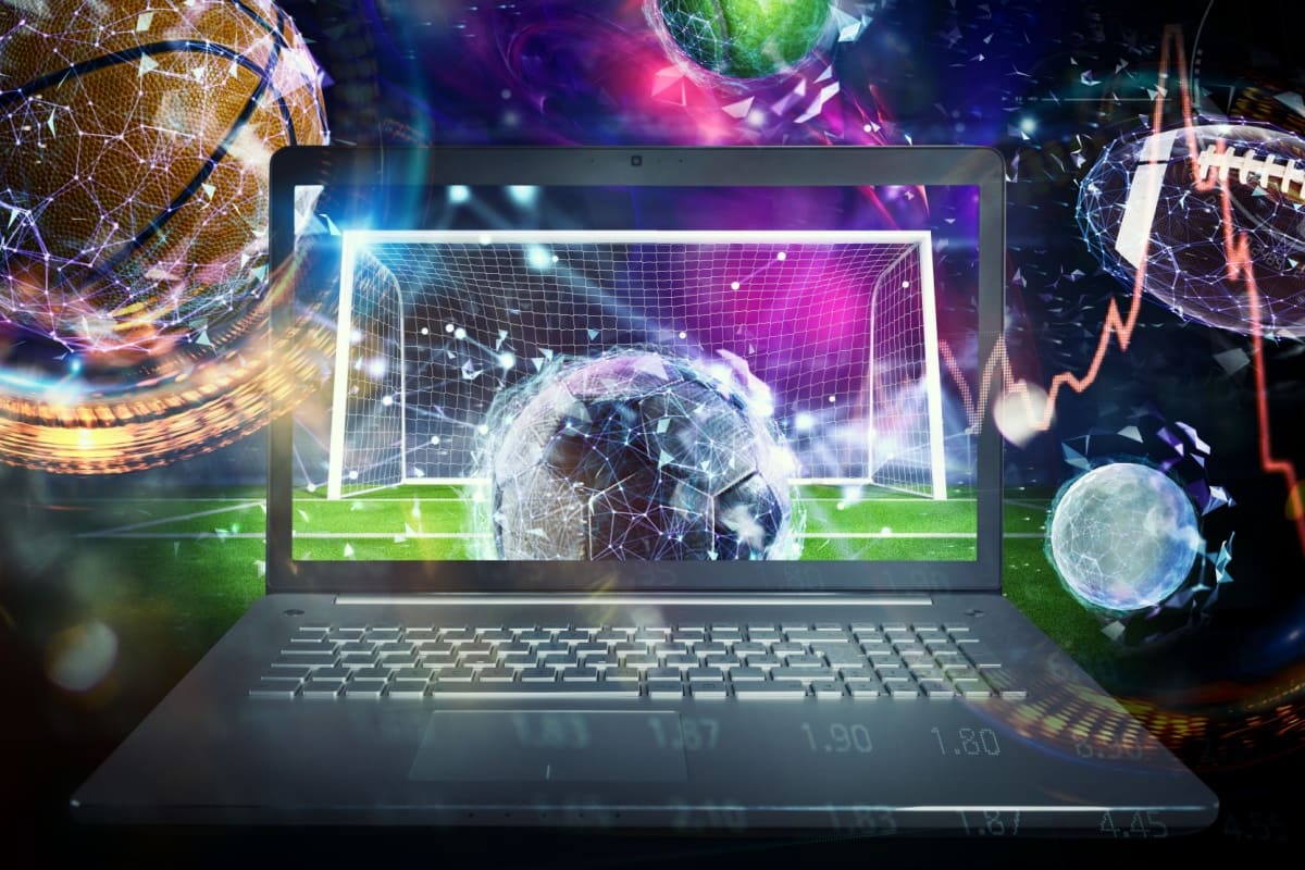 laptop care afiseaza o minge de fotbal si o poarta, cu mingi specifice altor sporturi in jur