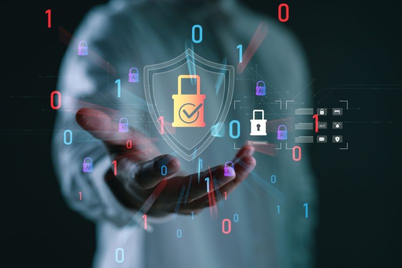 barbat cu mana intinsa, din care sunt proiectate simboluri specifice sigurantei si criptarii online