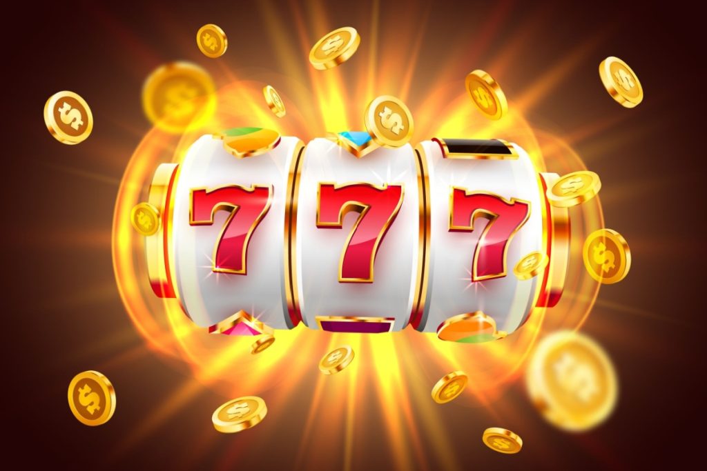 tambur de slot cu trei role, cu septari norocosi si jetoane de cazino in jur