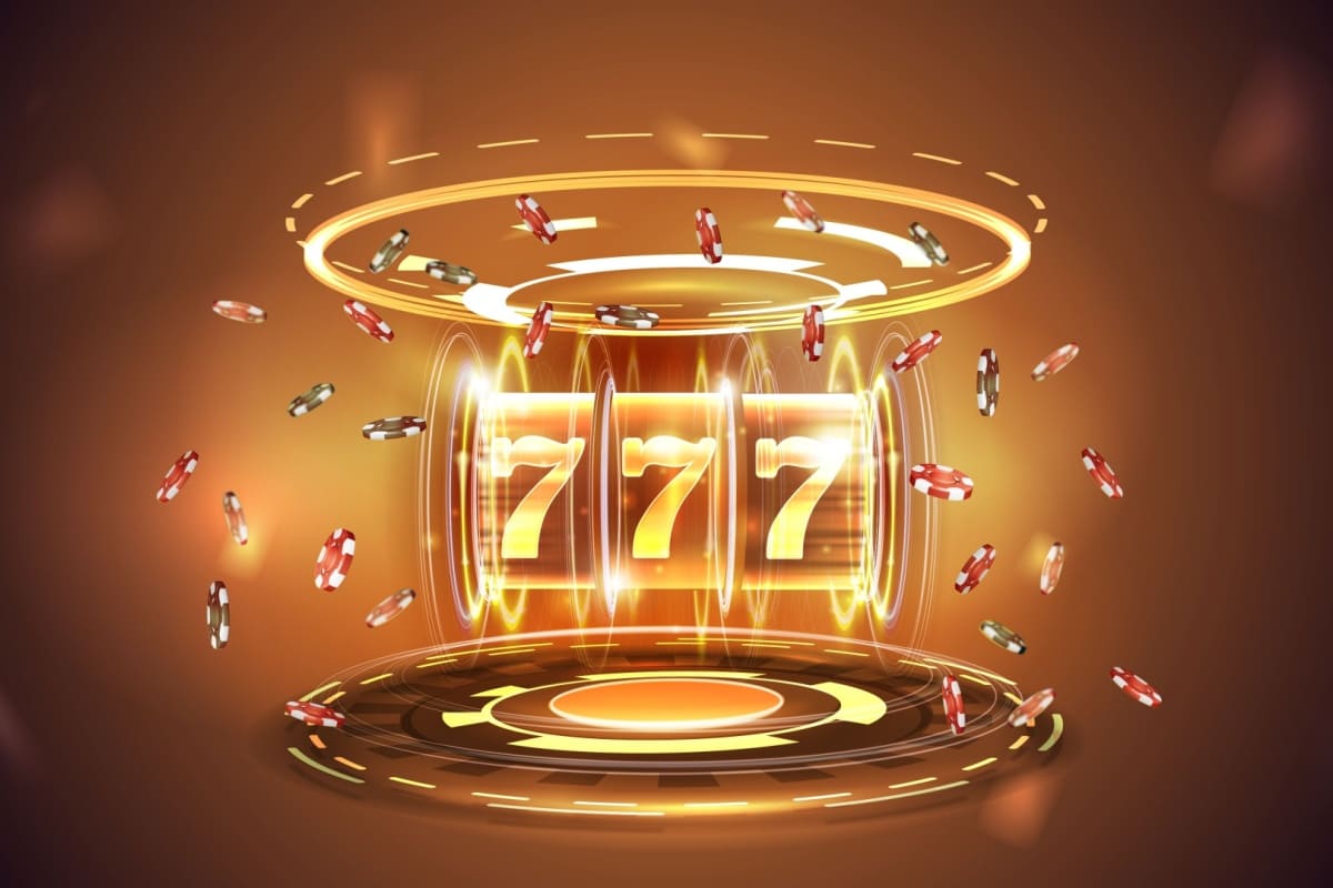 slot digital cu 3 role in culori aurii, cu septari norocosi si jetoane de cazino in jur