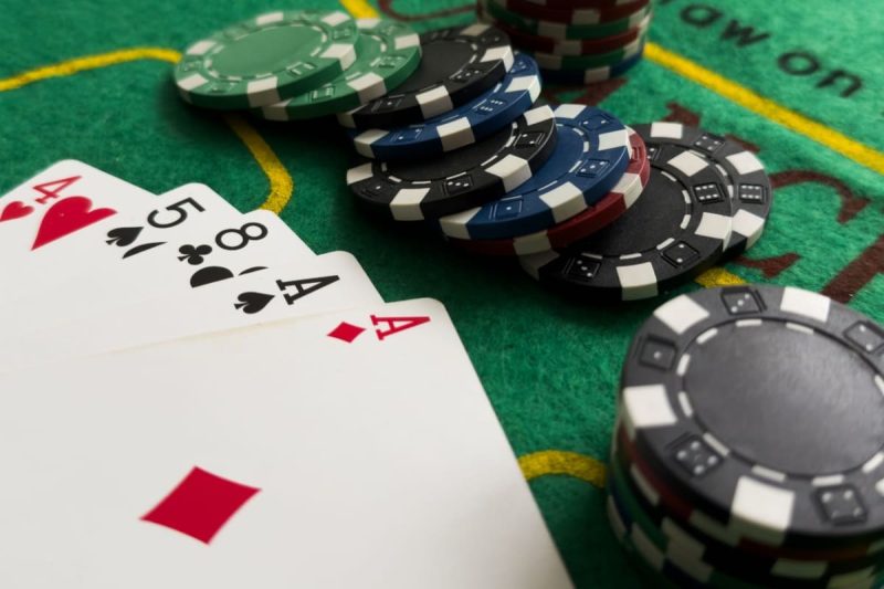 carti de joc si jetoane pe o masa de cazino