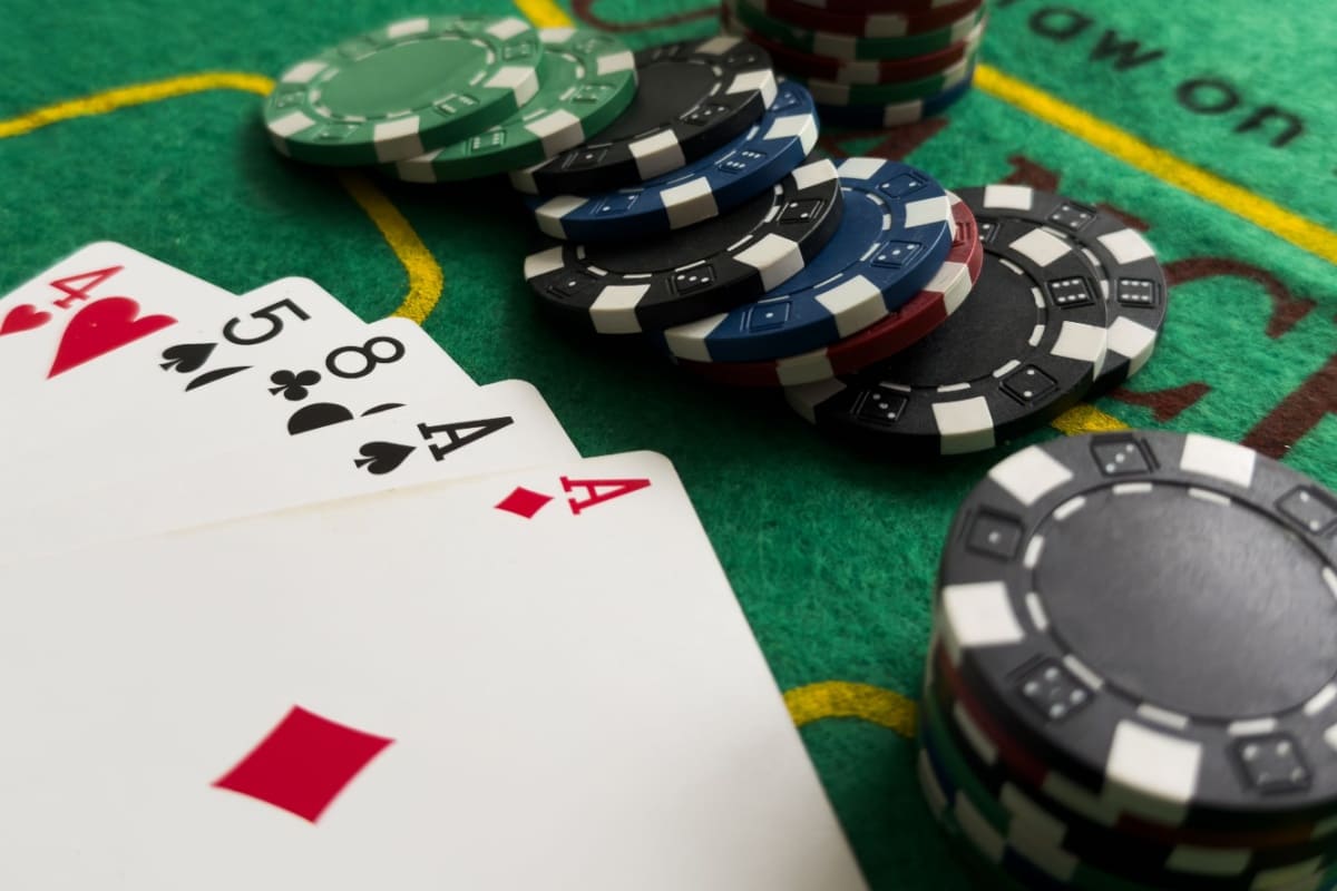 carti de joc si jetoane pe o masa de cazino