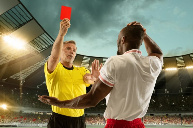 arbitru care scoate cartonasul rosu la fotbal
