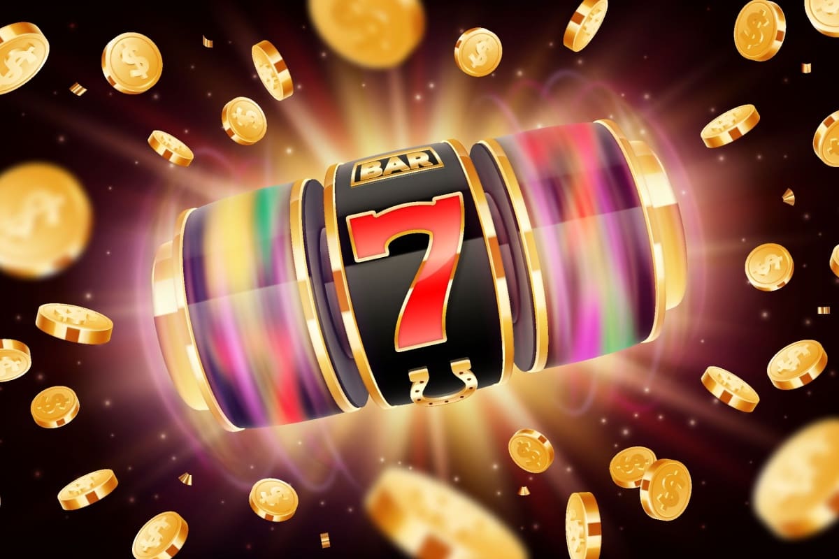 tambur cu trei role, cu simboluri BAR, septari si potcoave, cu multe jetoane de cazino aurii in jur