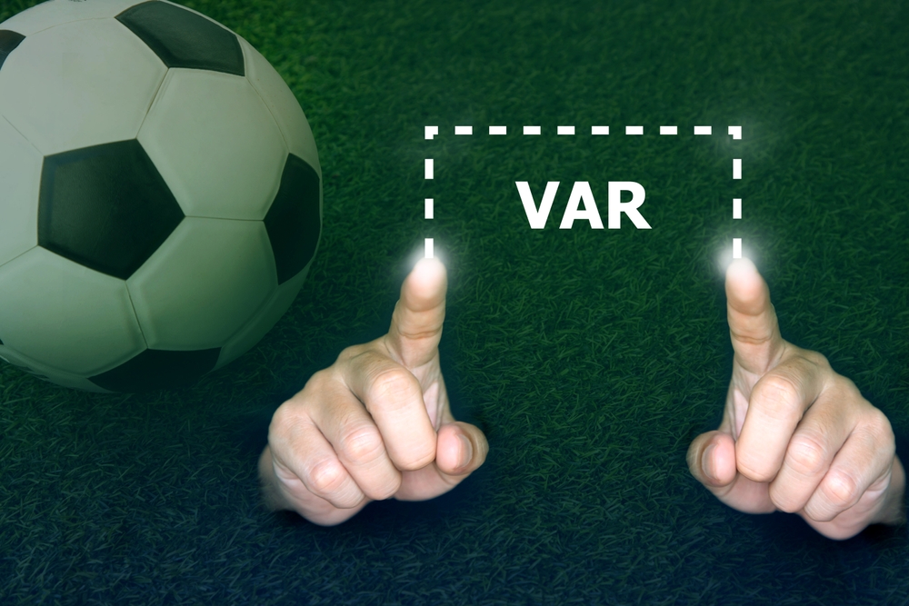 Deciziile arbitrilor intr-un meci de fotbal cu tehnologia VAR