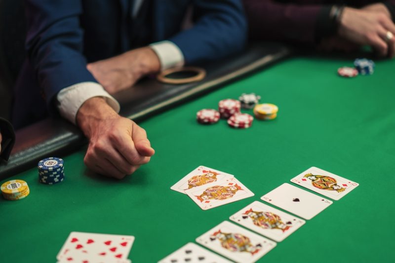 diferente si asemanari intre Stud Poker si Texas Hold'em