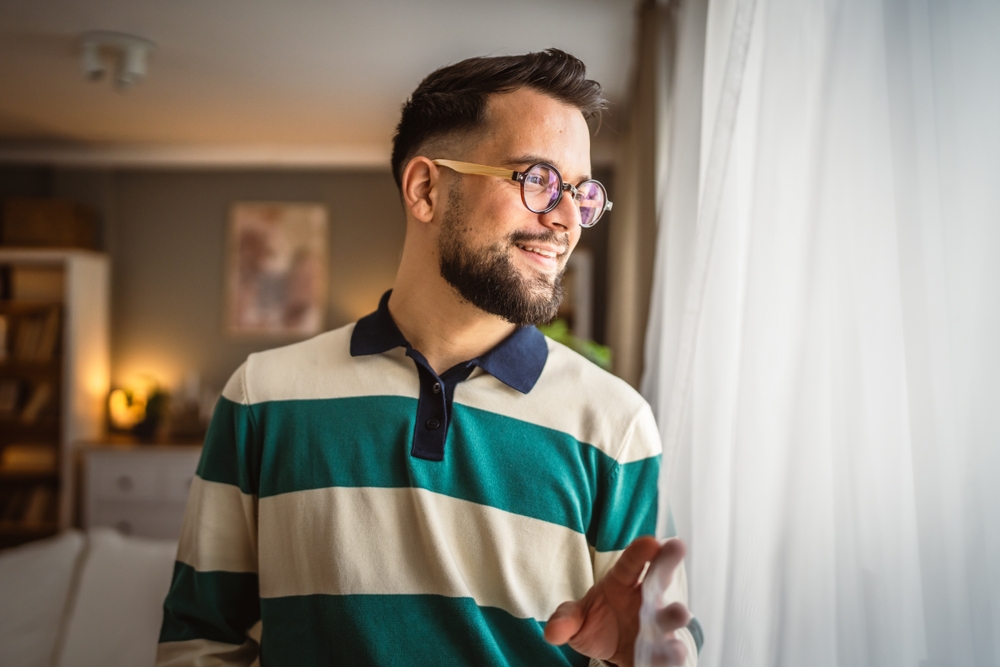 barbat care se uita pe geam