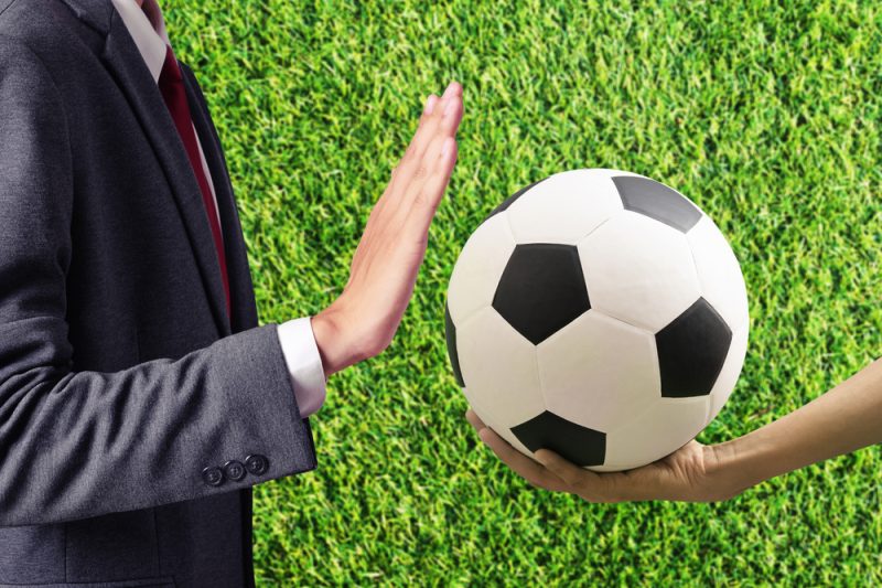 minge de fotbal oferita, dar refuzata