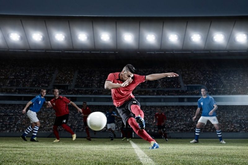 jucator de fotbal lovind mingea