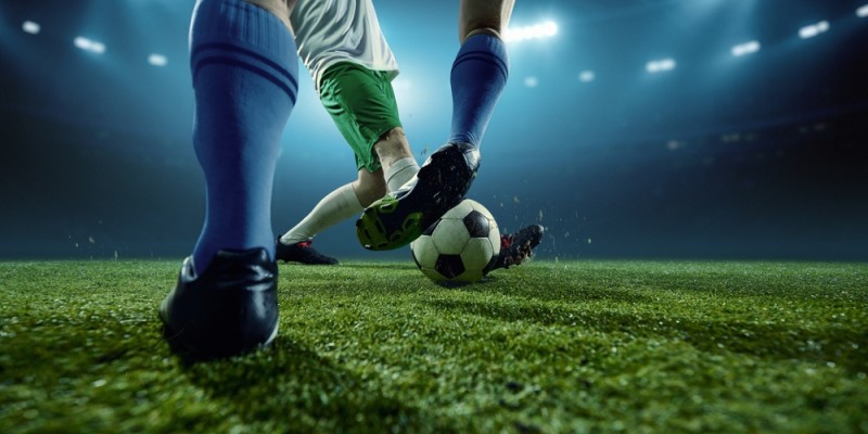 jucatori de la echipe adverse intr-un meci de fotbal